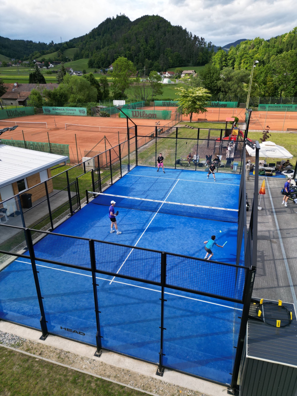 Die Courts von oben, dahinter der Wald